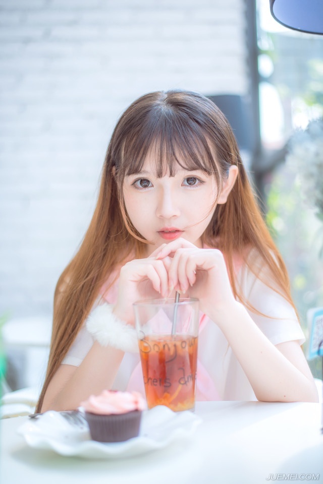 伤心是一种最堪咀嚼的滋味。如果不经过这份疼痛——度日如年般地经过。不可能玩味其他人生的欣喜。——三毛《亲爱的三毛》